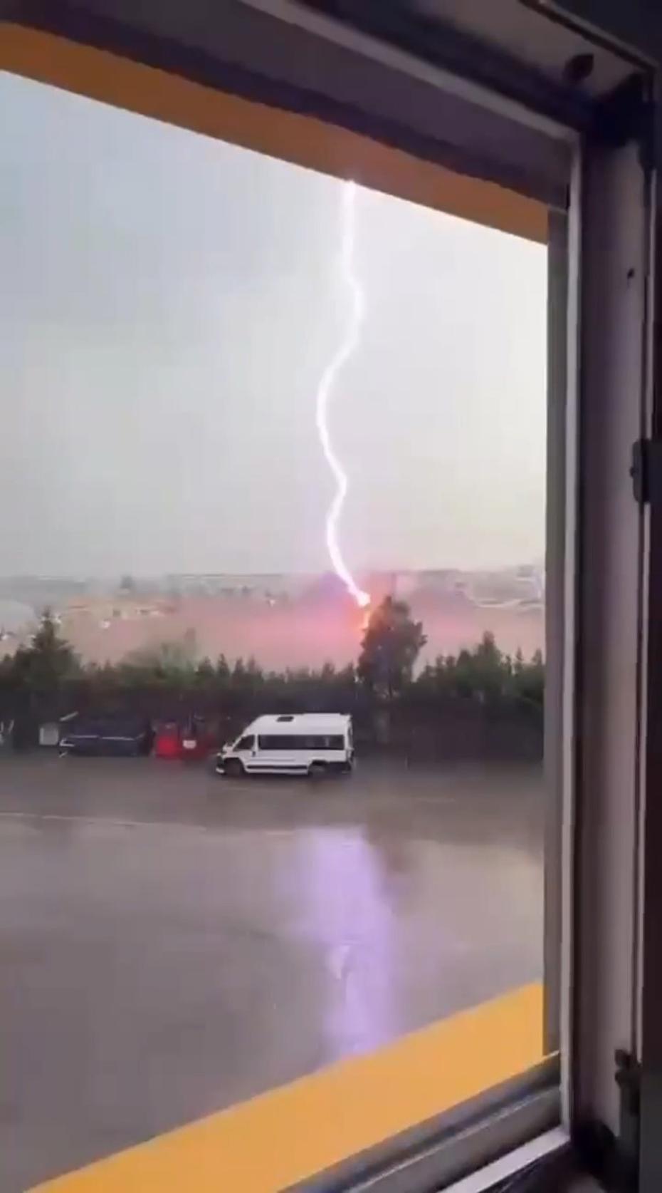 Tekirdağ'da Palmiye Ağacına Yıldırım Düşmesi: Yangın ve Panik Anları