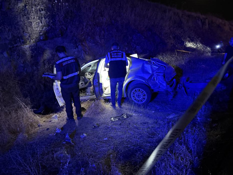 Şanlıurfa'da Şarampole Devrilen Otomobilde 3 Kişi Hayatını Kaybetti, 1 Kişi Yaralandı