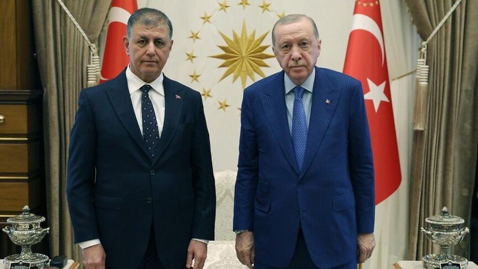 Cemil Tugay Kimdir ve AK Parti'ye Katılıyor mu? İzmir'in Siyaset Sahnesinde Yeni Gelişmeler