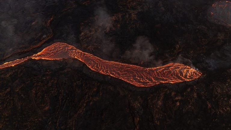 İzlanda’da yanardağ patlaması nedeniyle acil durum ilan edildi