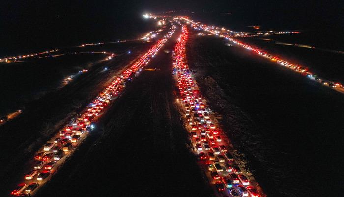 Esad gitti, Şam'a akın ediyorlar! Suriye'de kilometrelerce araç kuyruğu oluştu