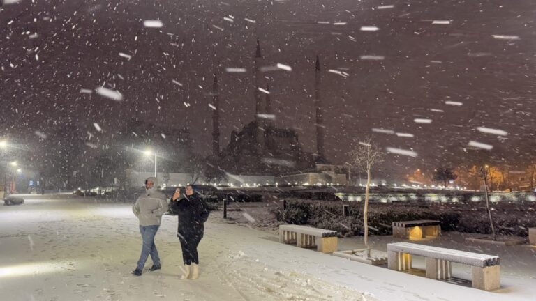 Edirne’de 4 gündür devam eden kar yağışı etkisini kaybedecek