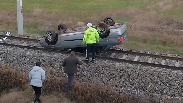 Polisten kaçan sürücünün kullandığı otomobil raylara devrildi