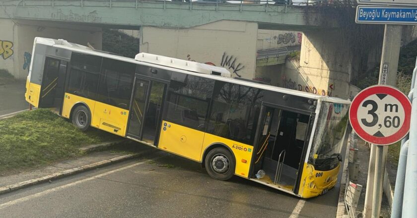 Beyoğlu’da otobüs balıkları kontrolden çıktı