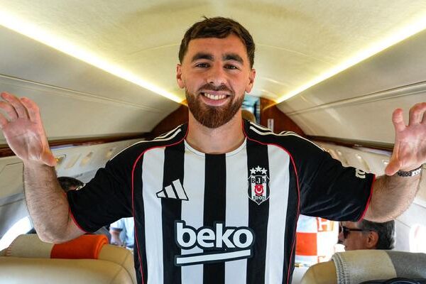 Orkun Kökçü transferde çok ilginç bir etkinlik! Eğilirken ayaklarını öptü