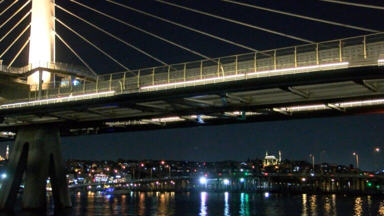 Beyoğlu tarafından deniz köprüsünden düşen kişiyi arayın