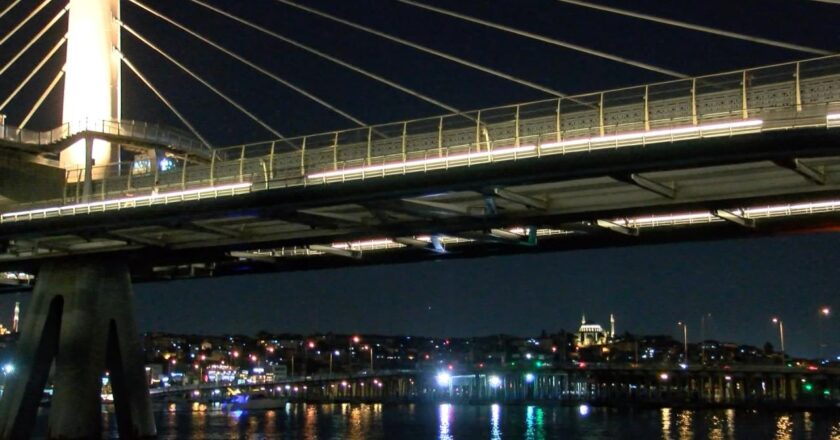 Beyoğlu tarafından deniz köprüsünden düşen kişiyi arayın