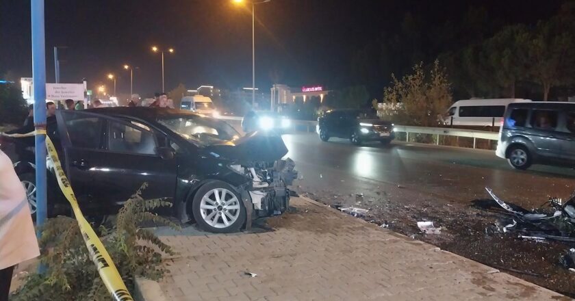 Araba yaya vurdu ve karşı şeridi geçti: 2 ölü