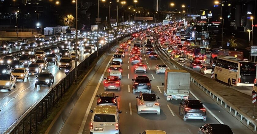 İstanbul’da trafik yoğunluğu yüzde 90’a ulaştı: durdu